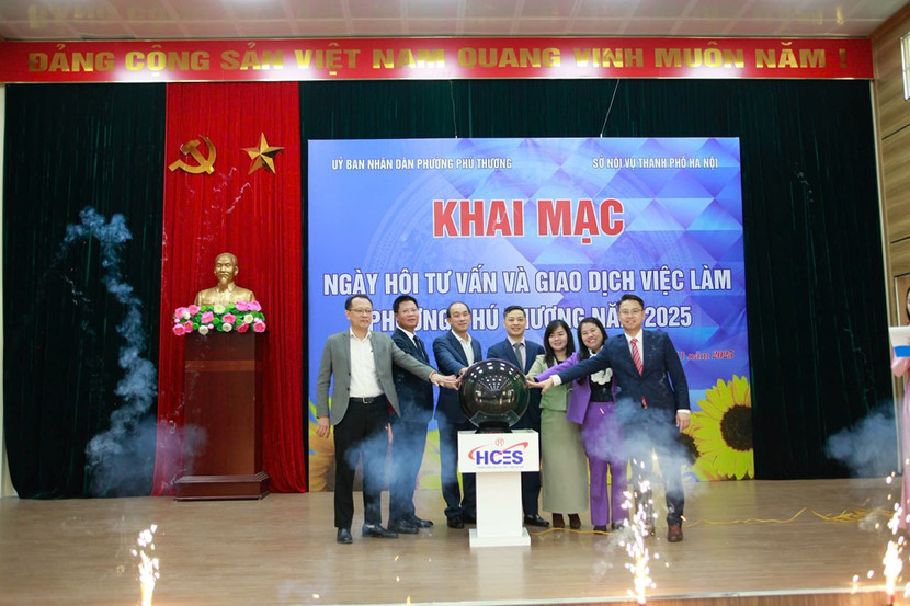 Các đồng chí lãnh đạo thực hiện nghi thức khai mạc Ngày hội tư vấn và giao dịch việc làm năm 2025 Các đồng chí lãnh đạo thực hiện nghi thức khai mạc Ngày hội tư vấn và giao dịch việc làm năm 2025