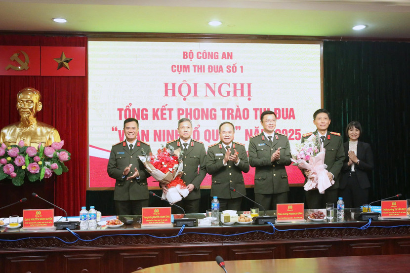 Đại diện lãnh đạo các đơn vị tặng hoa chúc mừng đơn vị Cụm trưởng và Cụm phó Cụm thi đua số 1 - Bộ Công an