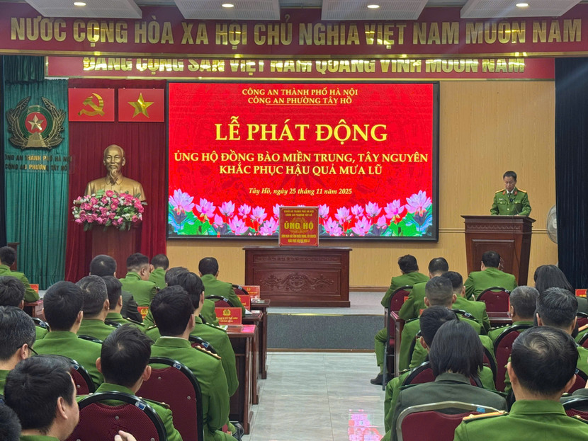 Trung tá Ngô Thái Sơn, Trưởng Công an phường Tây Hồ phát động ủng hộ đồng bào miền Trung - Tây Nguyên khắc phục hậu quả do mưa lũ