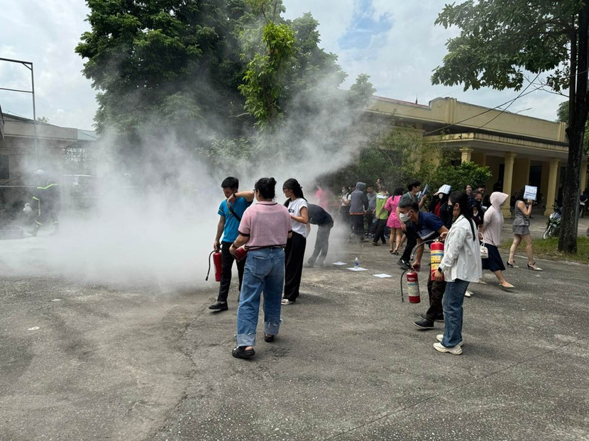 Cảnh sát PCCC và CNCH tuyên truyền hướng dẫn người dân sử dụng bình chữa cháy hiệu quả, an toàn