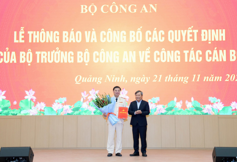 Bí thư Tỉnh ủy Quảng Ninh Vũ Đại Thắng trao Quyết định chỉ định Thiếu tướng Nguyễn Tiến Trung tham gia Ban Chấp hành, Ban Thường vụ và giữ chức vụ Bí thư Đảng ủy Công an tỉnh Quảng Ninh, nhiệm kỳ 2025 - 2030
