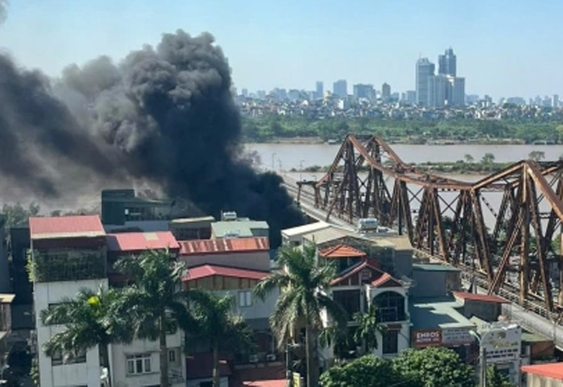 Lực lượng chức năng phối hợp xử lý nhanh đám cháy... Lực lượng chức năng phối hợp xử lý nhanh đám cháy...