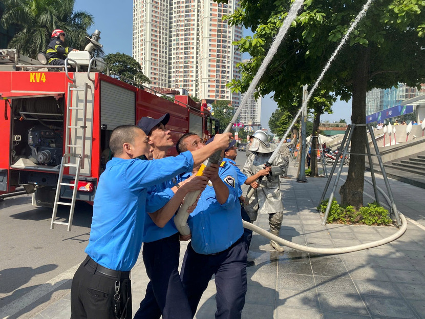 Lực lượng Cảnh sát PCCC và CNCH, CATP Hà Nội phối hợp lực lượng PCCC cơ sở triển khai các mũi tấn công chữa cháy và cứu nạn, cứu hộ