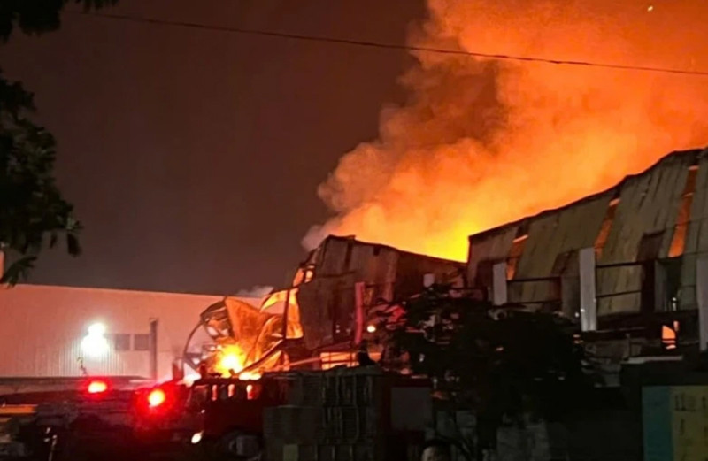 Đám cháy bùng phát lan rộng hàng nghìn mét vuông nhà xưởng