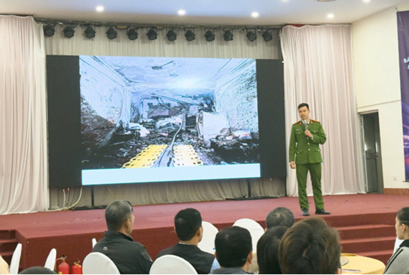 Thượng úy Bùi Văn Vinh - Cán bộ Đội Chữa cháy và CNCH khu vực số 20 truyền đạt kiến thức cần thiết cho cán bộ, nhân viên khách sạn Thượng úy Bùi Văn Vinh - Cán bộ Đội Chữa cháy và CNCH khu vực số 20 truyền đạt kiến thức cần thiết cho cán bộ, nhân viên khách sạn