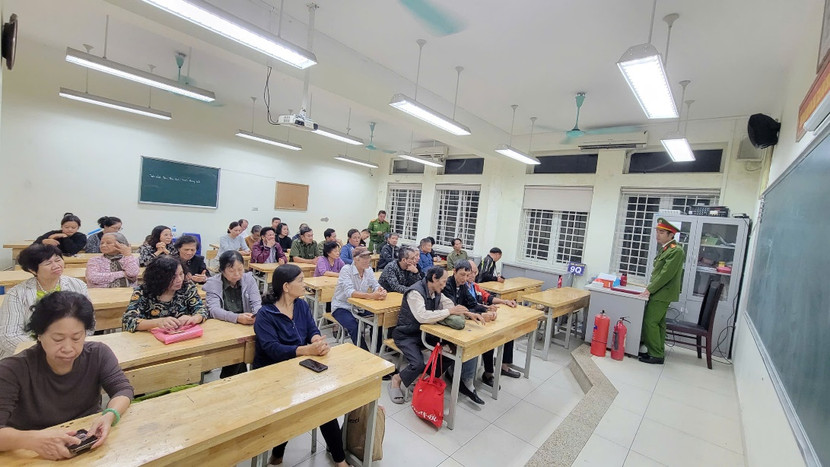 Công an phường Hoàn Kiếm tuyên truyền các kiến thức về PCCC sát với thực tế để người dân thay đổi nhận thức, ý thức trong công tác PCCC Công an phường Hoàn Kiếm tuyên truyền các kiến thức về PCCC sát với thực tế để người dân thay đổi nhận thức, ý thức trong công tác PCCC