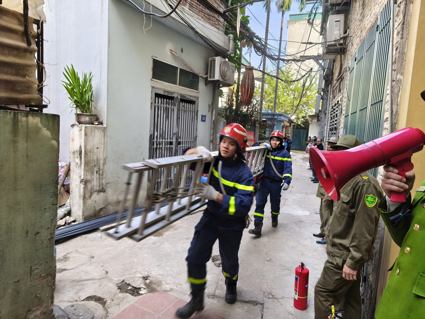 Cảnh sát PCCC và CNCH thực tập phương án tìm kiếm cứu nạn tại khu dân cư tiềm ẩn nguy cơ cao hỏa hoạn