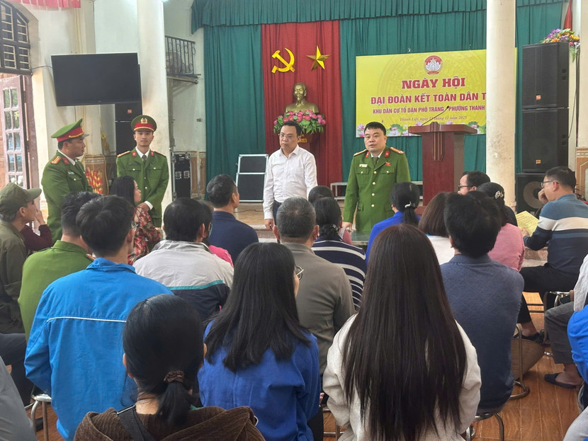 Đồng chí Nguyễn Minh Tuân, Bí thư Đảng ủy, Chủ tịch HĐND phường Thanh Liệt và Trung tá Nguyễn Hoài Sơn, Trưởng Công an phường Thanh Liệt đến tổ dân phố tuyên truyền, hỗ trợ người dân cập nhật dữ liệu GPLX và đăng ký phương tiện