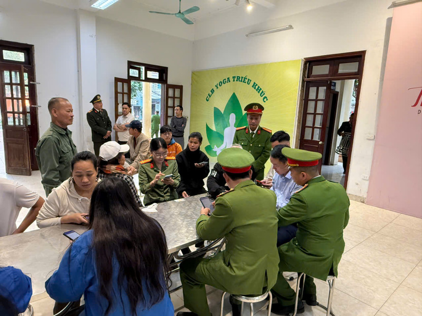 Công an phường Thanh Liệt hỗ trợ người dân cập nhật dữ liệu GPLX và đăng ký phương tiện