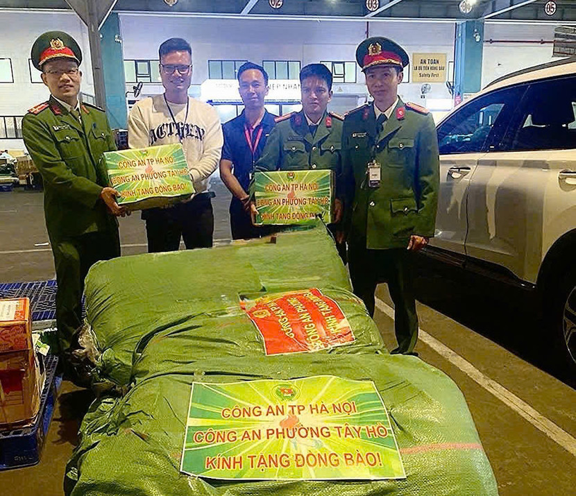 Công an phường Tây Hồ chuyển những chuyến hàng hóa, thực phẩm đến hỗ trợ đồng bào bị ảnh hưởng do mưa lũ tại miền Trung - Tây Nguyên