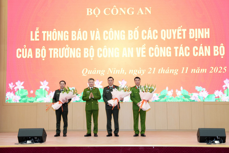 Thứ trưởng Nguyễn Ngọc Lâm chúc mừng Thượng tá Cù Quốc Thắng, Thượng tá Phạm Văn Dũng và Thượng tá Bùi Duy Hưng