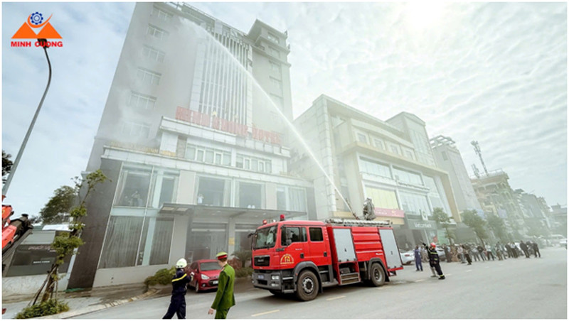 Lực lượng Cảnh sát PCCC&CNCH có mặt tại hiện trường sử dụng chiến thuật để dập tắt đám cháy Lực lượng Cảnh sát PCCC&CNCH có mặt tại hiện trường sử dụng chiến thuật để dập tắt đám cháy