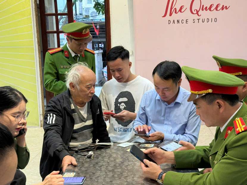 Đồng chí Bùi Huy Hoàng, Chủ tịch UBND phường Thanh Liệt cùng lực lượng Công an trực tiếp hỗ trợ người dân cập nhật dữ liệu GPLX và đăng ký phương tiện