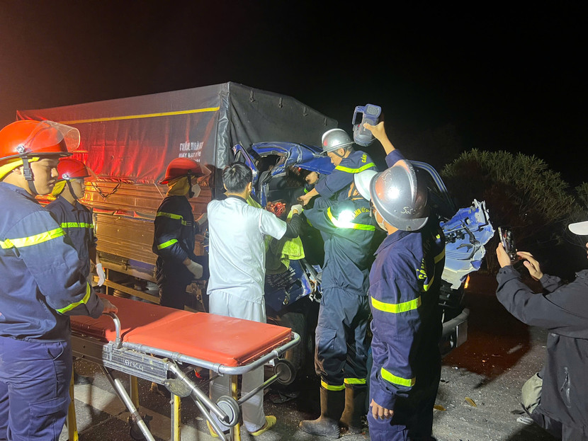 Đội Chữa cháy và cứu nạn, cứu hộ khu vực số 22 nhanh chóng cứu nạn người mắc kẹt trong ca bin ô tô