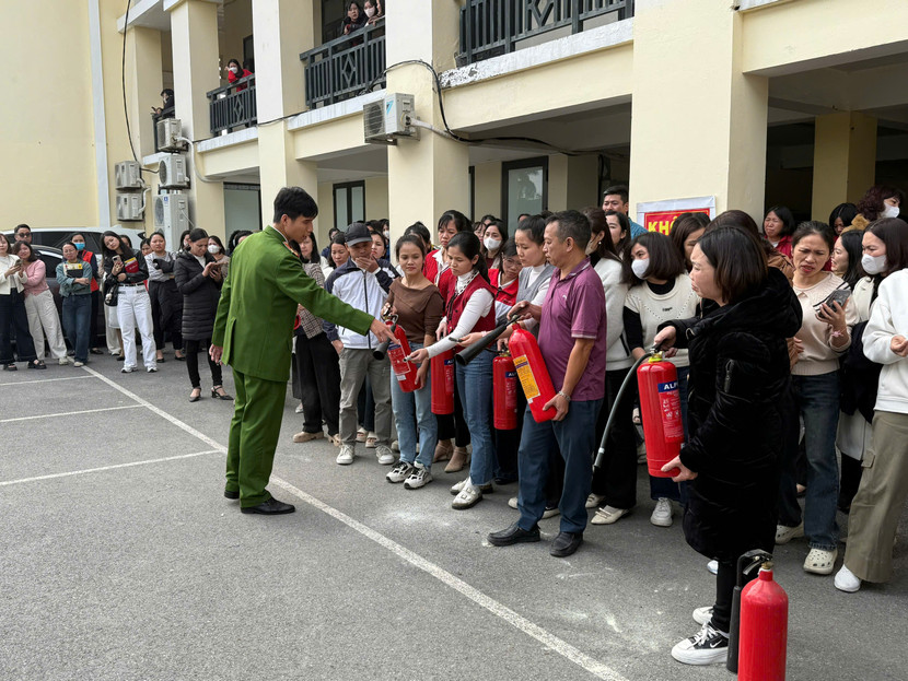 Lực lượng Công an hướng dẫn học viên sử dụng phương tiện PCCC