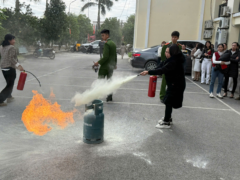 Các học viên thực hành sử dụng bình chữa cháy an toàn, hiệu quả