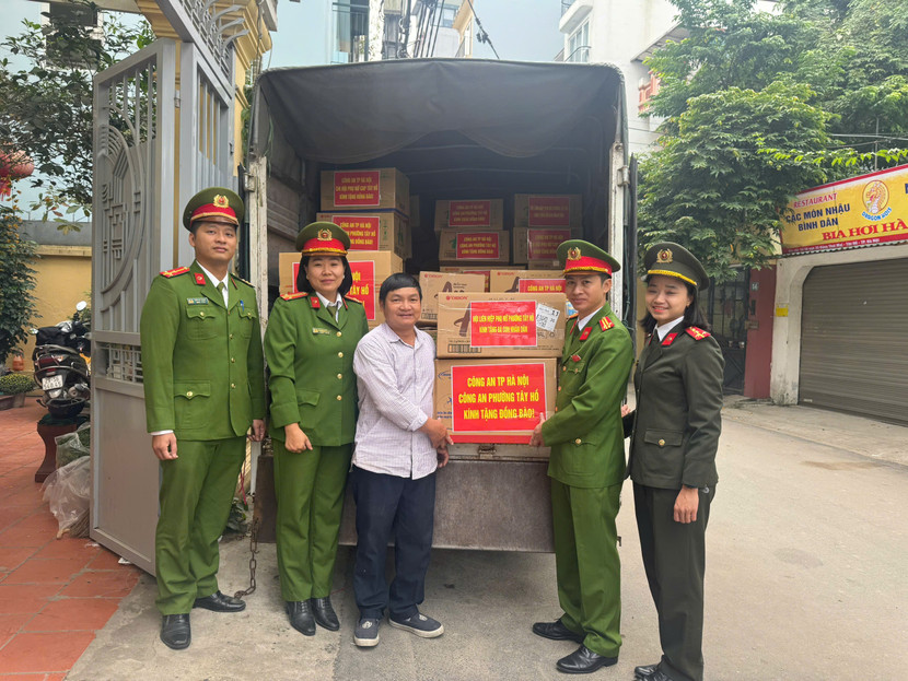 Hội Liên hiệp Phụ nữ phường, Công an phường cùng người dân trên địa bàn chung tay ủng hộ bà con vùng lũ Hội Liên hiệp Phụ nữ phường, Công an phường cùng người dân trên địa bàn chung tay ủng hộ bà con vùng lũ