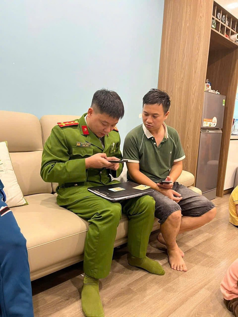 Công an xã Thanh Trì đến tận nhà hỗ trợ người dân cập nhật dữ liệu GPLX