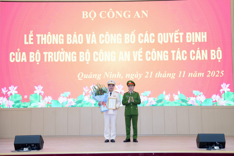 Thứ trưởng Nguyễn Ngọc Lâm trao Quyết định và chúc mừng Thiếu tướng Nguyễn Tiến Trung, tân Giám đốc Công an tỉnh Quảng Ninh
