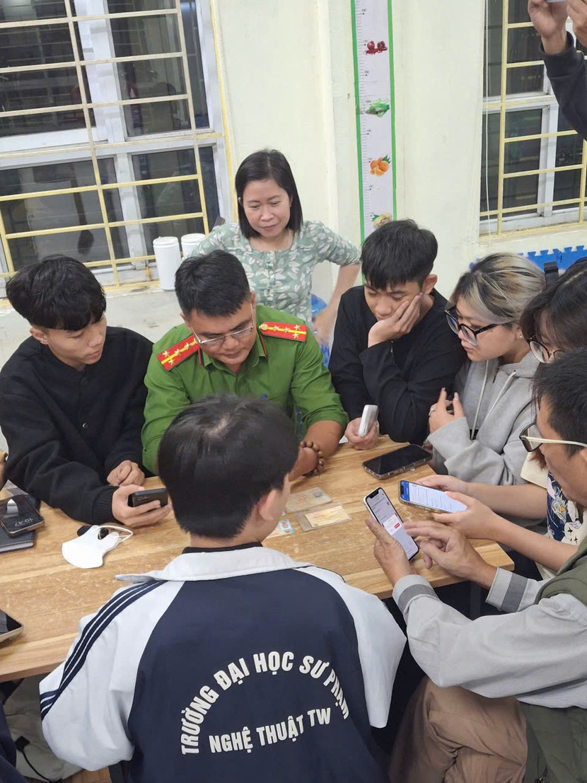 CAP Thanh Liệt hướng dẫn người nhân nhập dữ liệu qua điện thoại...