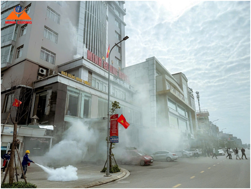 Hiện trường thực tập phương án chữa cháy, lực lượng cơ sở đang sử dụng phương tiện để dập tắt đám cháy và hướng dẫn thoát nạn Hiện trường thực tập phương án chữa cháy, lực lượng cơ sở đang sử dụng phương tiện để dập tắt đám cháy và hướng dẫn thoát nạn