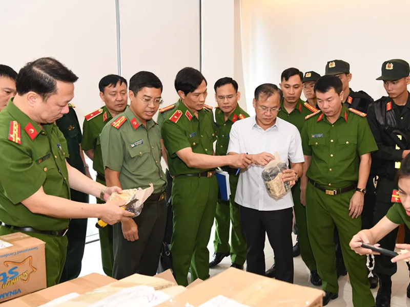 Thượng tướng Nguyễn Văn Long (áo trắng) - Thứ trưởng, Thủ trưởng Cơ quan Cảnh sát điều tra Bộ Công an chúc mừng Ban chuyên án và chỉ đạo mở rộng điều tra vụ án... Thượng tướng Nguyễn Văn Long (áo trắng) - Thứ trưởng, Thủ trưởng Cơ quan Cảnh sát điều tra Bộ Công an chúc mừng Ban chuyên án và chỉ đạo mở rộng điều tra vụ án...