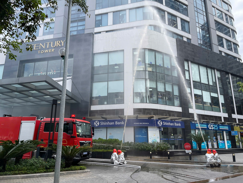 Cán bộ, chiến sĩ Đội Chữa cháy và CNCH khu vực số 9, 10 tham gia phối hợp thực tập phương án