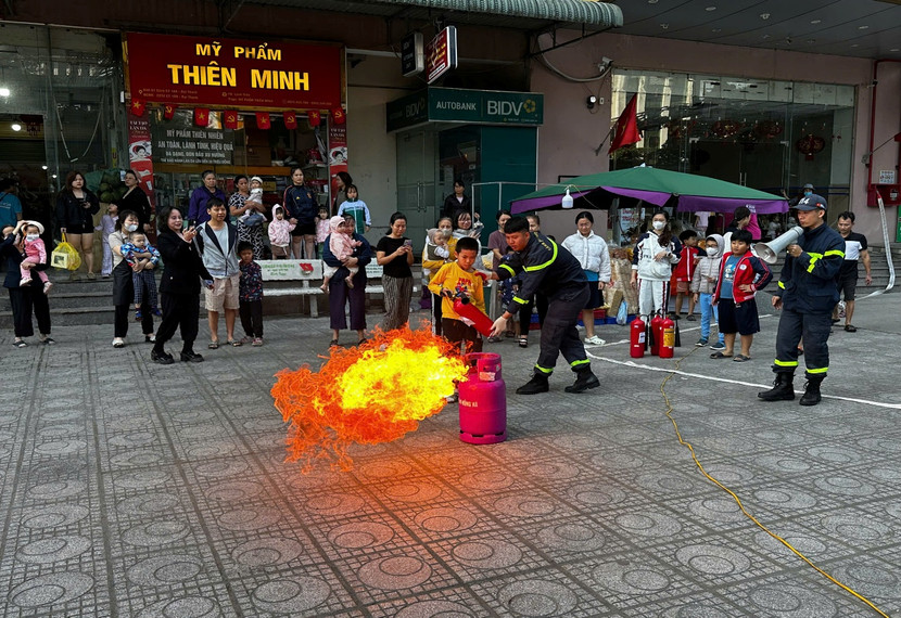 Cư dân Chung cư Đại Thanh tham gia trải nghiệm thực hành sử dụng bình chữa cháy xách tay dập tắt đám cháy