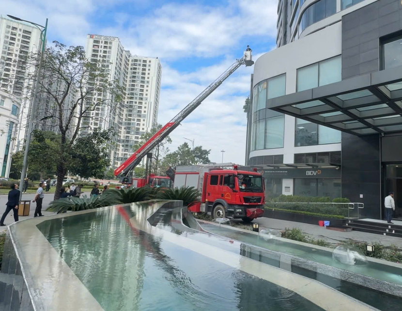 Cán bộ, chiến sĩ Đội Chữa cháy và CNCH khu vực số 9, 10 triển khai xe thang, tham gia phối hợp thực tập phương án tìm kiếm cứu nạn