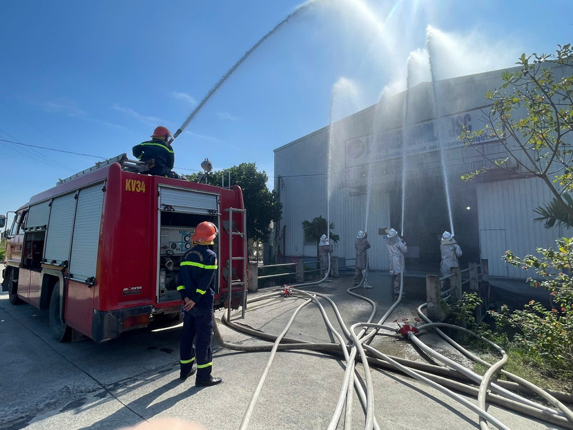 Đội Chữa cháy và Cứu nạn, cứu hộ khu vực số 34 - Phòng Cảnh sát phòng cháy, chữa cháy và cứu nạn, cứu hộ - Công an thành phố Hà Nội phối hợp Công ty cổ phần sản xuất và xuất nhập khẩu Thế giới sơn mài tổ chức diễn tập Đội Chữa cháy và Cứu nạn, cứu hộ khu vực số 34 - Phòng Cảnh sát phòng cháy, chữa cháy và cứu nạn, cứu hộ - Công an thành phố Hà Nội phối hợp Công ty cổ phần sản xuất và xuất nhập khẩu Thế giới sơn mài tổ chức diễn tập