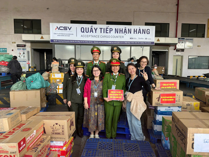 Công an phường Tây Hồ trao gửi quà tới bà con vùng lũ miền Trung Công an phường Tây Hồ trao gửi quà tới bà con vùng lũ miền Trung