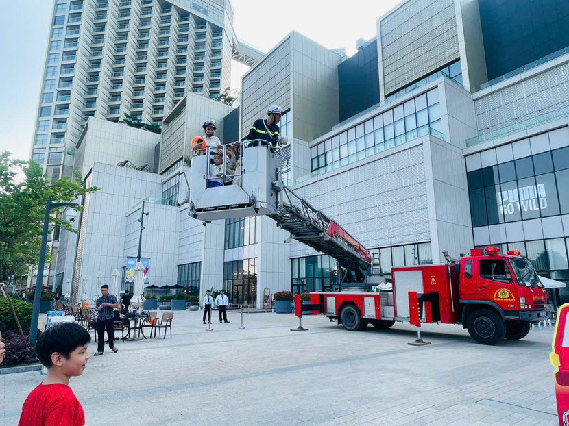 Cảnh sát PCCC và CNCH hướng dẫn trải nghiệm xe thang cứu nạn cứu hộ
