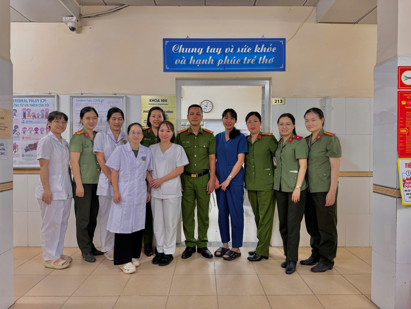 Công an phường Tây Hồ trao quà Tết Trung thu cho trẻ khuyết tật Bệnh viện phục hồi chức năng Hà Nội