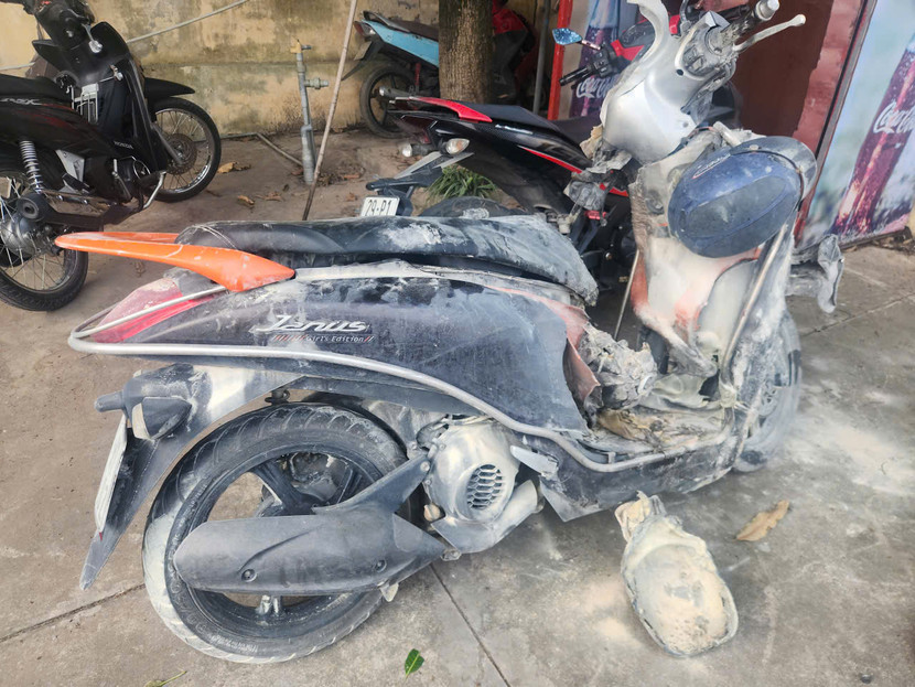 Chiếc xe máy bị lửa bén làm hư hỏng