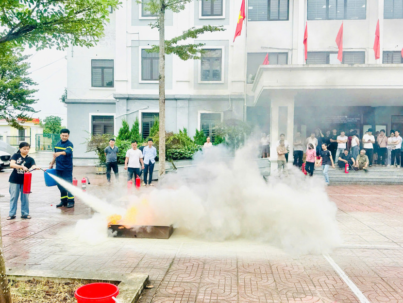 Cảnh sát Phòng cháy, chữa cháy và cứu nạn, cứu hộ hướng dẫn người dân thực hành sử dụng một số phương tiện chữa cháy tại buổi tuyên truyền