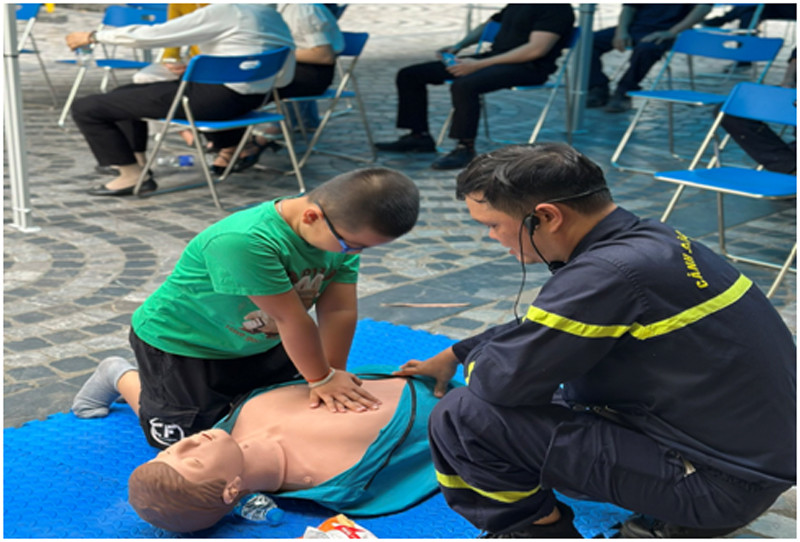 Cảnh sát phòng cháy, chữa cháy và cứu nạn, cứu hộ tuyên truyền, trải nghiệm an toàn phòng cháy, chữa cháy cho cư dân Chung cư Sky City Tower