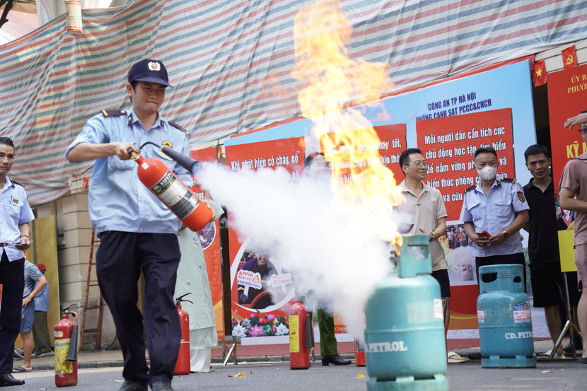 Lực lượng PCCC tại cơ sở thực hành xử lý tình huống giả định...