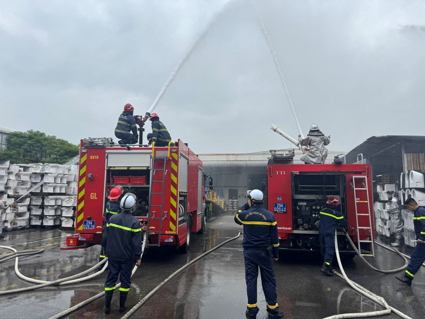 Lực lượng PCCC cơ sở phối hợp với lực lượng Cảnh sát phòng cháy, chữa cháy và cứu nạn, cứu hộ xử lý tình huống