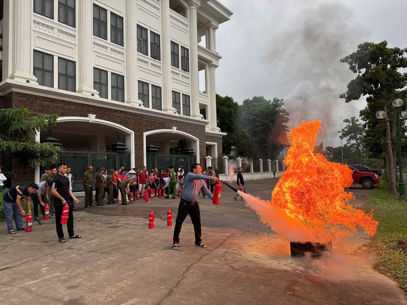 Cảnh sát phòng cháy, chữa cháy hướng dẫn thực hành sử dụng bình chữa cháy xách tay hiệu quả, an toàn