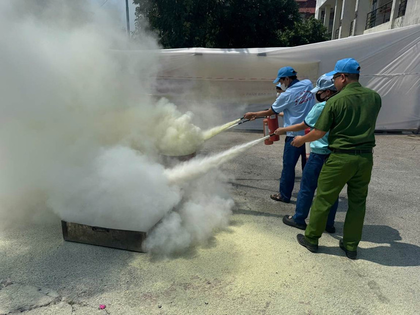 Các học viên thực hành sử dụng bình chữa cháy xách tay