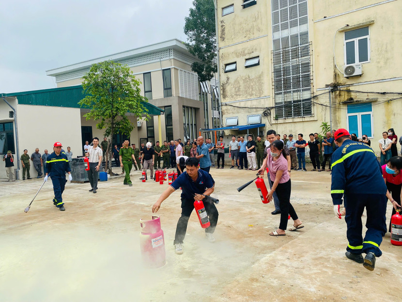 Các học viên thực hành sử dụng bình chữa cháy xách tay