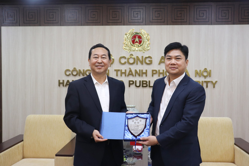 Đồng chí Vương Trị Quân, Phó Giám đốc Công an tỉnh Quý Châu (bên trái) trao quà lưu niệm tặng Thiếu tướng Dương Đức Hải, Phó Giám đốc Công an thành phố Hà Nội