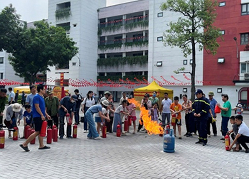 Tuyên truyền, trải nghiệm, thực hành kỹ năng phòng cháy, chữa cháy và cứu nạn, cứu hộ cho giáo viên, công nhân viên, sinh viên Đại học Ngoại thương