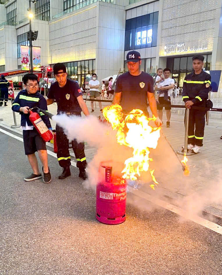 Các học sinh trải nghiệm dập lửa bình chữa cháy xách tay