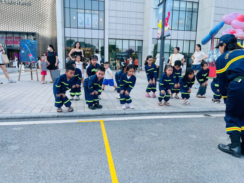 Các học sinh trải nghiệm kỹ năng sinh tồn về an toàn cháy, nổ