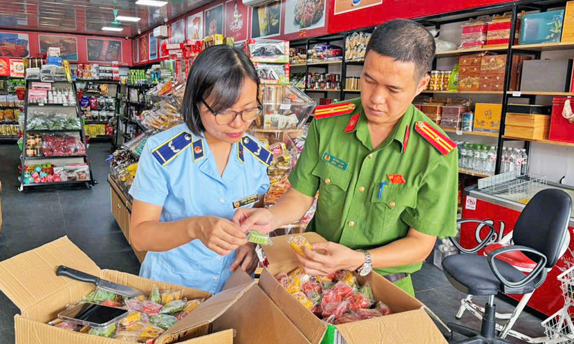 Lực lượng chức năng kiểm tra tại cơ sở kinh doanh bánh Trung thu