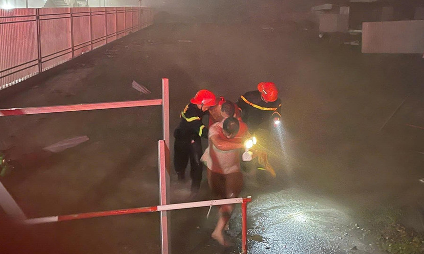 Cảnh sát phòng cháy, chữa cháy và cứu nạn, cứu hộ liên tiếp giải cứu người bị nạn trong đêm bão số 10 ảnh 1 Cảnh sát phòng cháy, chữa cháy và cứu nạn, cứu hộ liên tiếp giải cứu người bị nạn trong đêm bão số 10 ảnh 1