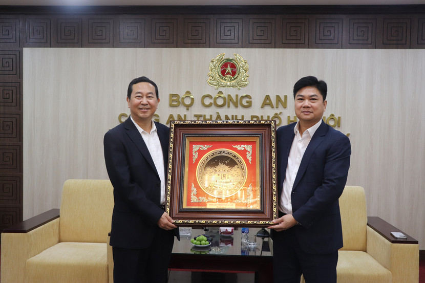 Thiếu tướng Dương Đức Hải, Phó Giám đốc Công an thành phố Hà Nội (bên phải) trao quà lưu niệm tặng đồng chí Vương Trị Quân, Phó Giám đốc Công an tỉnh Quý Châu, Trung Quốc