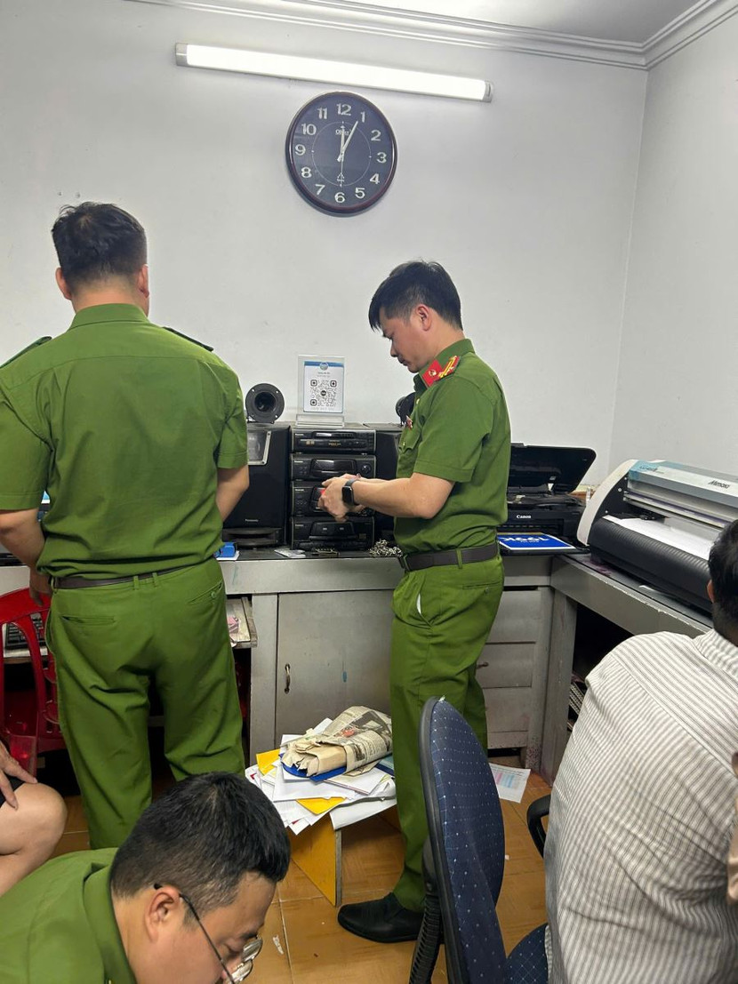 Cơ quan Công an khám tiến hành khám xét nơi làm việc của đối tượng Đặng Quang Hưng, trú tại xã Bố Hạ, tỉnh Bắc Ninh Cơ quan Công an khám tiến hành khám xét nơi làm việc của đối tượng Đặng Quang Hưng, trú tại xã Bố Hạ, tỉnh Bắc Ninh