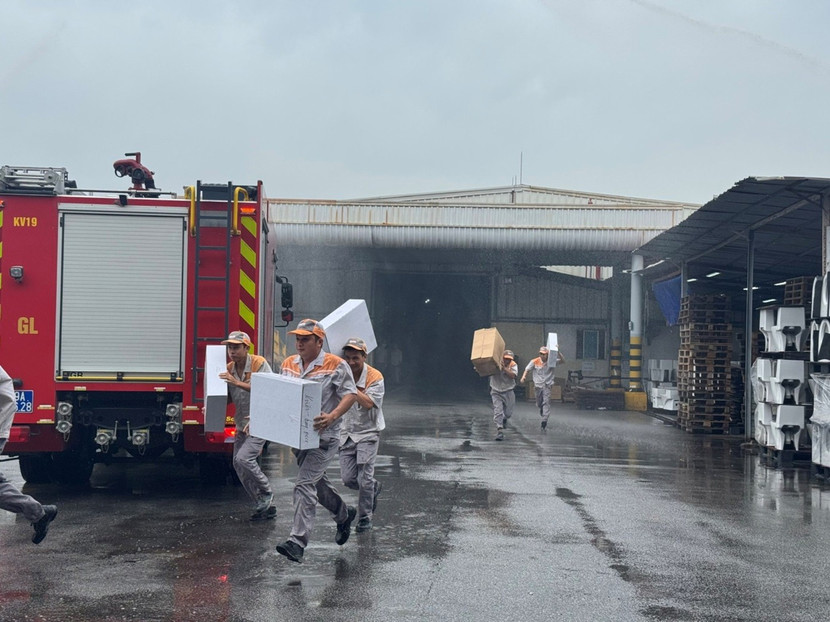 Lực lượng PCCC cơ sở tổ chức di chuyển, cứu tài sản